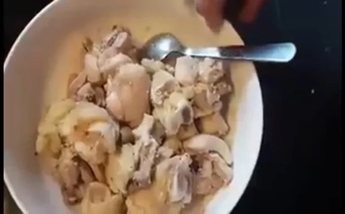 Cho 2-3 thìa dầu ăn vào chảo, đun nóng.