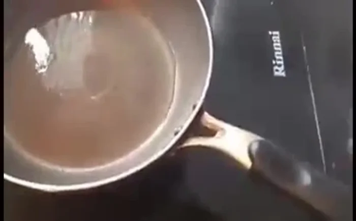 Cho gà vào chảo rang đến khi săn lại.
