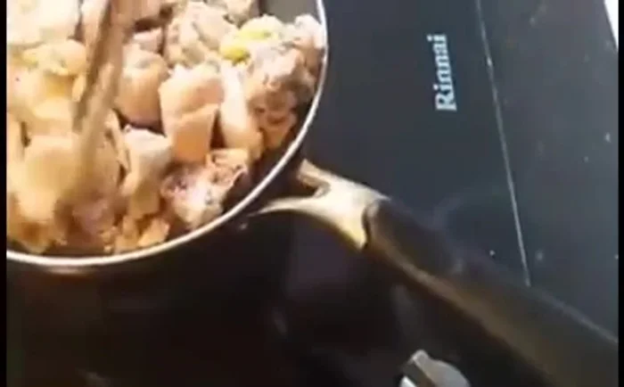 Cho lá chanh thái nhỏ vào rang cùng gà.
