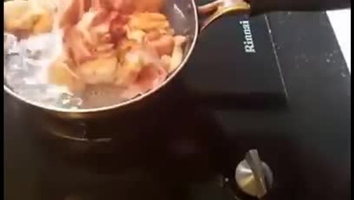Ướp gà với hạt nêm, bột canh/bột ngọt khoảng 30 phút. (Có thể dùng riêng hạt nêm vì đã đủ vị ngọt).