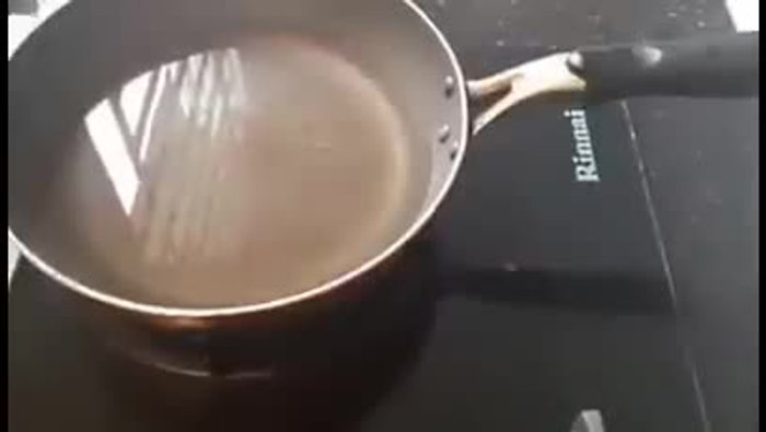 Trần thịt gà qua nước sôi để loại bỏ bọt và chất bẩn. Sau đó rửa sạch.
