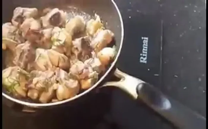 Tắt bếp. Cho thêm lá chanh to vào để món ăn thêm thơm.