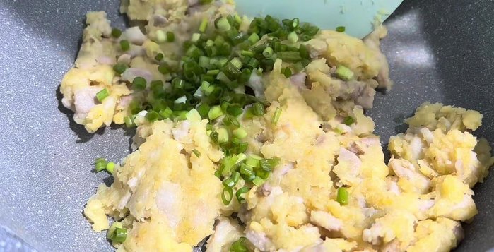 Cho hành lá, tiêu xay vào, trộn đều và tắt bếp. Để nguội.