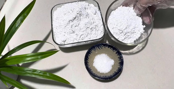 Trộn bột nếp 300g, bột gạo 50g, muối 1/2 muỗng cà phê với 320-350ml nước ấm cho đến khi không còn bột khô.
