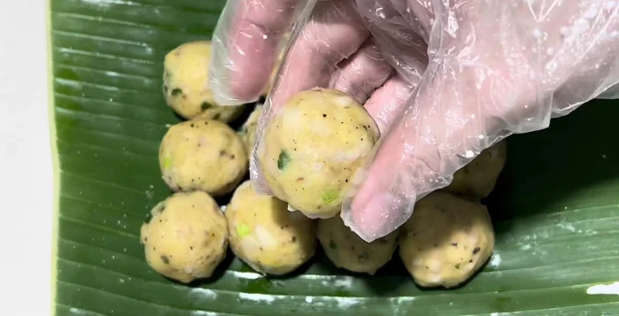 Vo nhân thành từng viên tròn (khoảng 1 muỗng canh/viên).