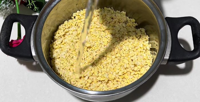 Ngâm đậu xanh 100g cho nở, sau đó cho vào 300ml nước nấu cho sôi, hạ lửa nhỏ, hớt bọt và nấu cho khô cạn nước.