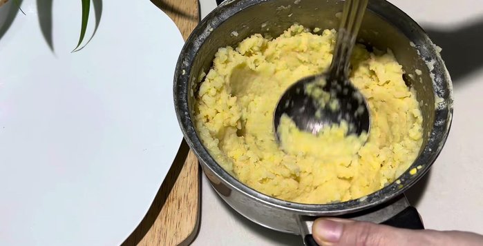 Đậu xanh chín, tán nhuyễn khi còn nóng.