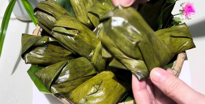 Lấy bánh ra, để nguội bớt rồi thưởng thức.