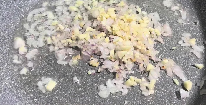 Phi thơm hành, tỏi, cho thịt vào xào đến khi vàng.