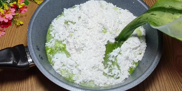 Trộn bột gạo với nước cốt lá dứa, khuấy tan. Đun trên lửa vừa đến khi sệt lại.