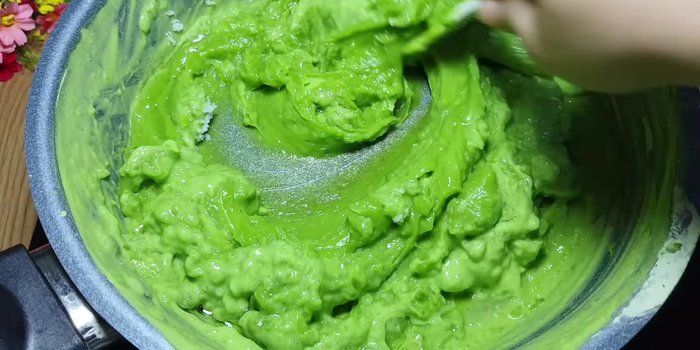 Thêm dầu ăn và muối vào hỗn hợp bột, khuấy đều.