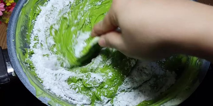 Trộn từ từ bột năng vào hỗn hợp bột gạo, khuấy đều đến khi mịn.