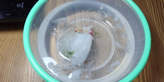 Đun sôi nước. Dùng khuôn hoặc dụng cụ thay thế để ép bột tạo thành sợi bánh lọt. Nhúng bánh lọt vào nước đá ngay khi chín để giữ độ dai và màu xanh.
