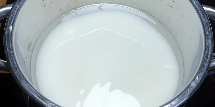 Nấu nước đường: Đun sôi 300g đường với 300ml nước, để nguội.
