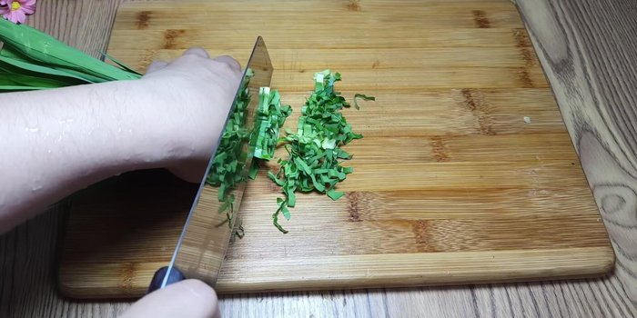 Cắt nhỏ lá dứa cho dễ xay.