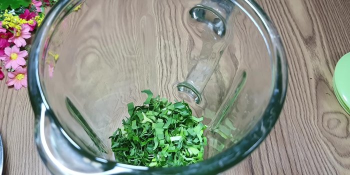 Xay nhuyễn lá dứa với 800ml nước lọc. Lọc lấy nước cốt, vắt khô.
