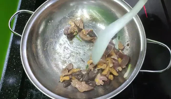 Cho miến vào chảo, xào cùng gia vị cho ngấm.