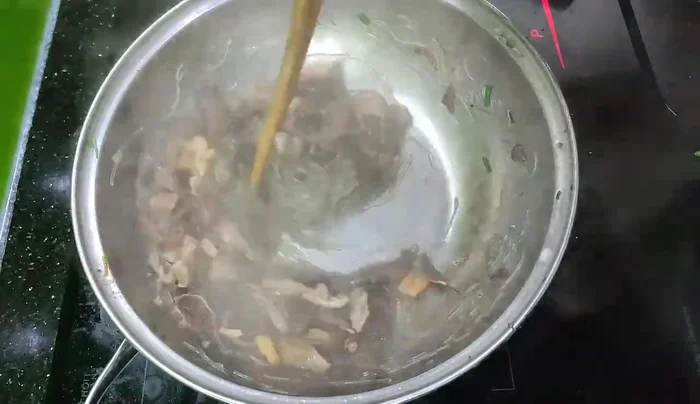 Đun sôi đến khi miến mềm, nước dùng sánh lại.