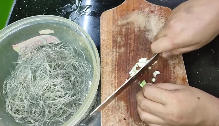 Phi thơm hành trắng, cho lòng mề, gan, tim, cật gà vào xào chín tái, rồi vớt ra.