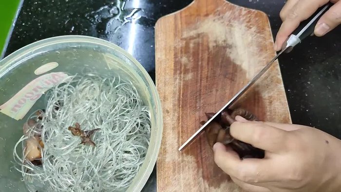 Rửa sạch mộc nhĩ, nấm hương, lòng mề, gan, tim, cật gà. Ngâm miến khô khoảng 10-15 phút cho mềm.