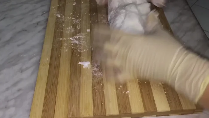 Cho bột ra thớt, nhào nhẹ cho bột mịn và dẻo. Cán bột mỏng khoảng 0.5cm.