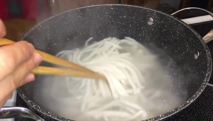 Luộc đến khi bột nổi lên trên mặt nước là bánh canh đã chín. Vớt bánh canh ra, xả qua nước lạnh để nguội.