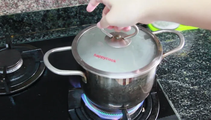 Lặp lại bước đun sôi 2 lần nữa, mỗi lần 30 phút, cháo sẽ nở đều.