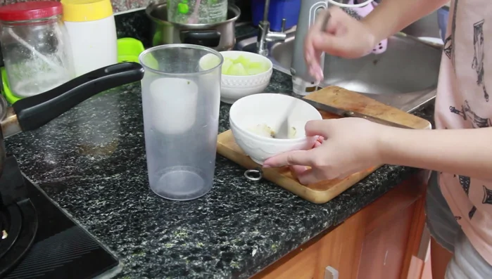 Tán cá hoặc xay nhuyễn cá, trộn với rau đã luộc.