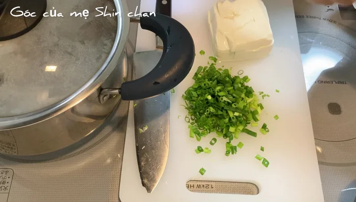 Cho 1 muỗng bột Miso vào tô.