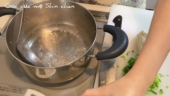 Đổ nước sôi vào tô Miso, khuấy đều cho tan hết.