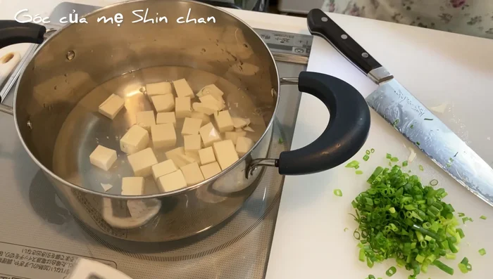 Cho đậu hũ vào nồi nước dùng Miso, đun lửa lớn.