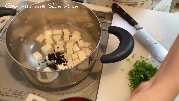 Thêm rong biển Wakame vào nồi.