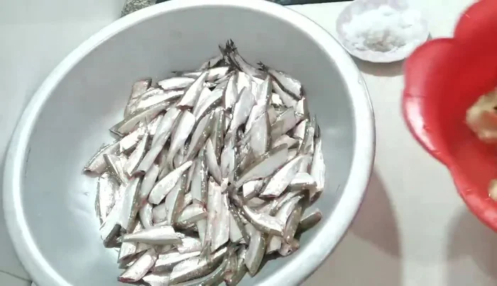 Chuẩn bị gia vị: Giã nhuyễn riềng, gừng, tỏi, ớt, nghệ.