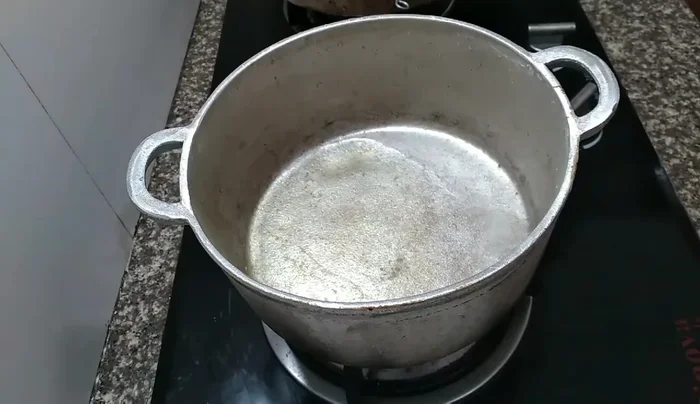 Cho đường vào chảo, thắng đường đến khi có màu cánh gián.