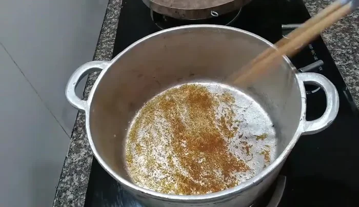 Cho cá vào chảo, đảo đều.