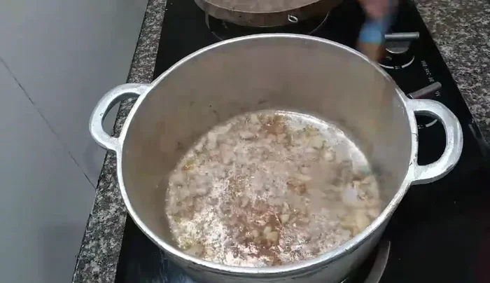Thêm nước tương, nghệ vào.