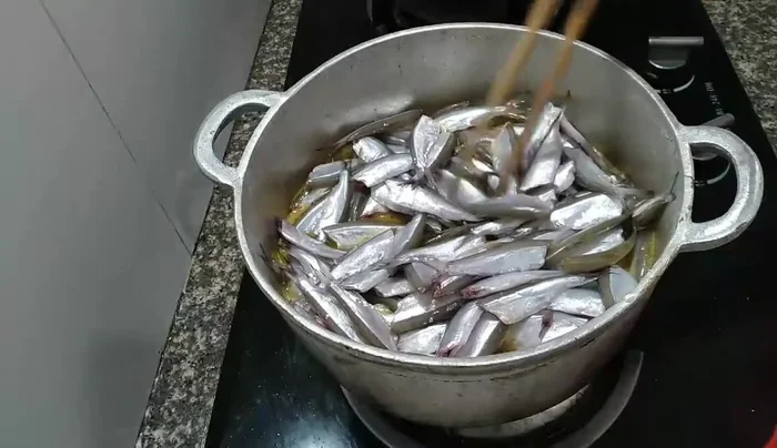 Cho cá vào nồi kho, cho nước ngập cá.