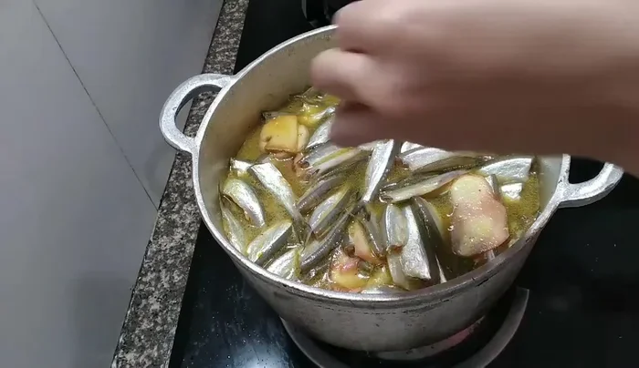 Đun sôi, hạ nhỏ lửa, kho khoảng 30-40 phút, thỉnh thoảng đảo đều. Nếu nước cạn, thêm nước dùng hoặc nước sôi, kho tiếp đến khi cá chín mềm.