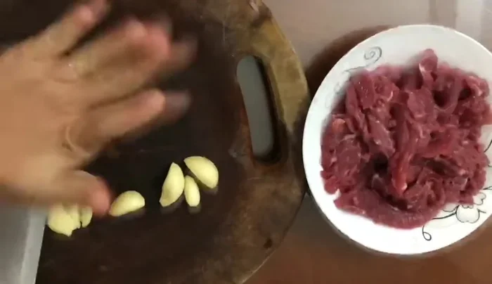 Băm nhỏ tỏi. Một nửa dùng ướp thịt bò, nửa còn lại dùng phi thơm.