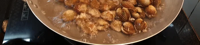 Cho sò huyết vào chần sơ qua nước sôi.
