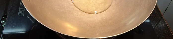 Bắt chảo khác, cho dầu ăn vào, đun nóng.