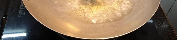 Phi thơm tỏi, rồi cho ớt không cay vào phi chung.