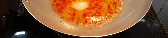 Cho bột ngọt, đường, đảo đều cho tan.