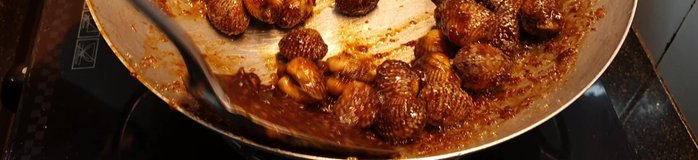 Tắt bếp, múc sò huyết ra đĩa, lót rau răm bên dưới.