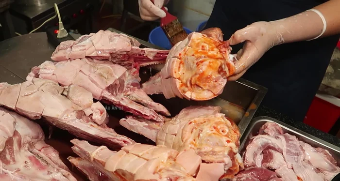 Nướng hoặc hấp má heo: Nướng hai mẻ, mỗi mẻ khoảng 10 cái (172.16). Nếu hấp, thì thời gian sẽ nhanh hơn (243.06). Trước khi lấy ra khỏi lò, khò sơ qua để da săn lại (273.6)