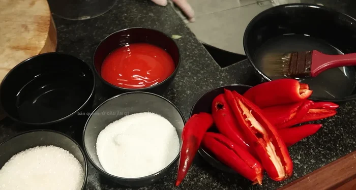 Sơ chế má heo: Quét một lớp giấm trắng lên da má heo để da giòn lâu và thơm lâu hơn (60.14)