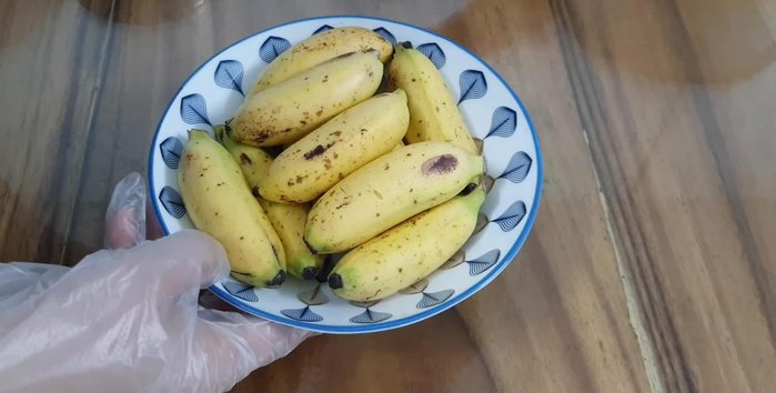 Lột vỏ và cắt nhỏ 400g chuối (chuối sứ hoặc chuối xiêm).