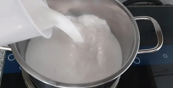 Nấu nước cốt dừa: Cho 700ml nước cốt dừa, 100g đường, 1/2 muỗng cà phê muối vào nồi, đun sôi.