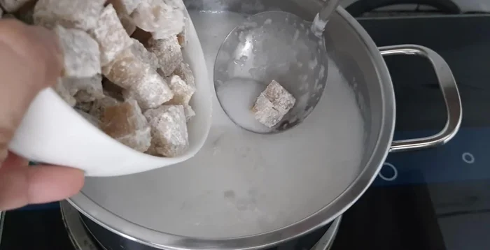Cho chuối dẻo vào nồi nước cốt dừa, nấu thêm 5 phút.