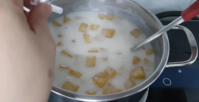 Tắt bếp, thêm lá dứa (tùy chọn) để tăng hương thơm.